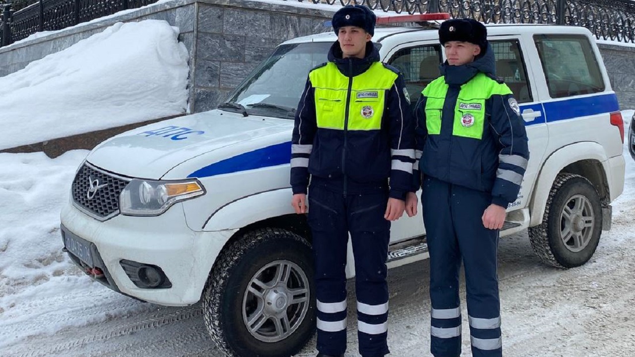 Полицейские в Челябинской области помогли семье с ребенком, которая чуть не замерзла на трассе