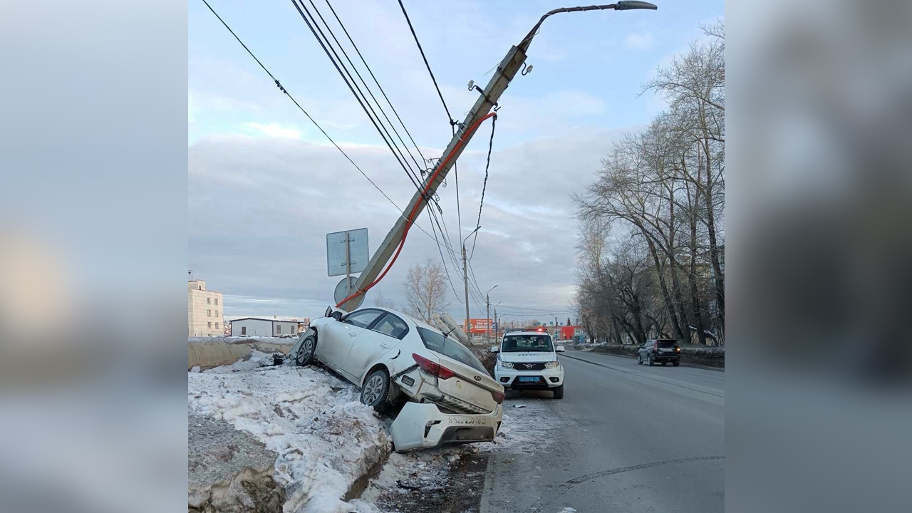В Челябинской области водитель снес столб и сбежал с места ДТП