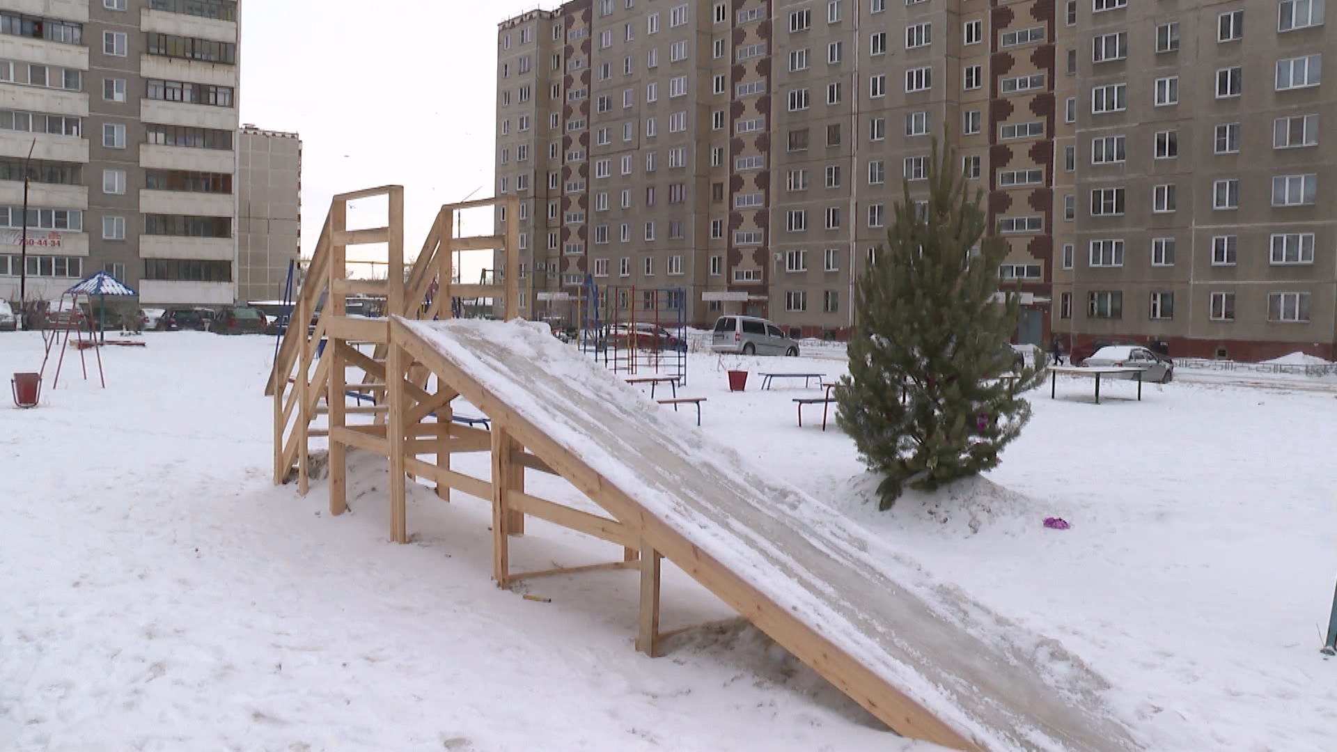 В Челябинске дети тайком катаются со снежных куч