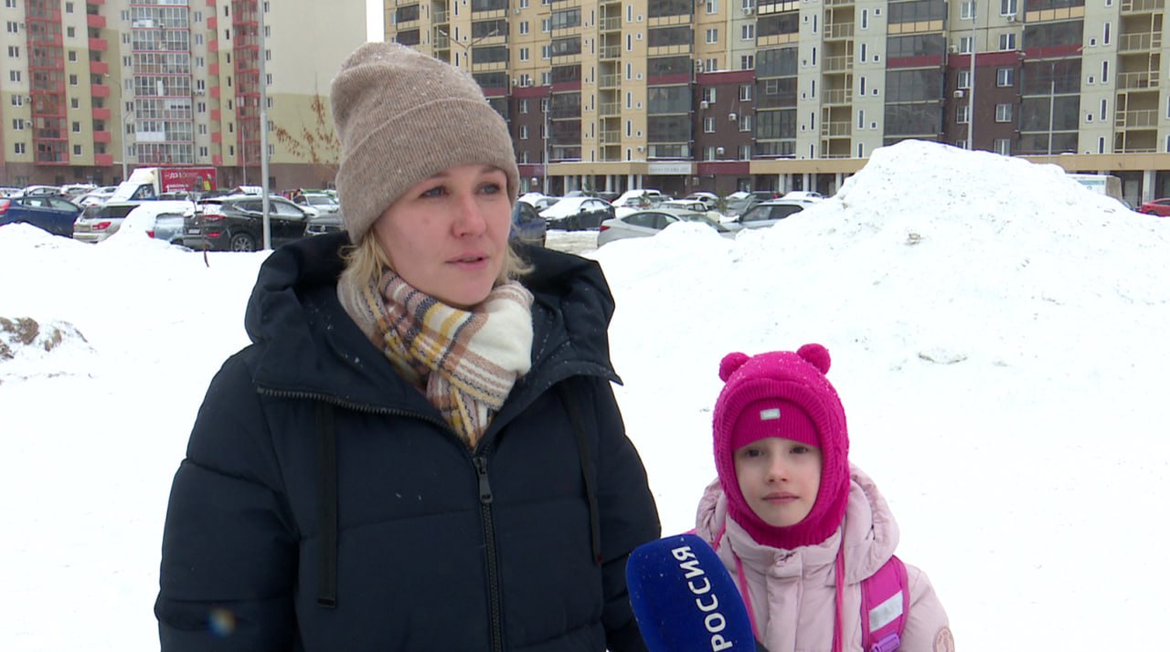 В Челябинске дети тайком катаются со снежных куч