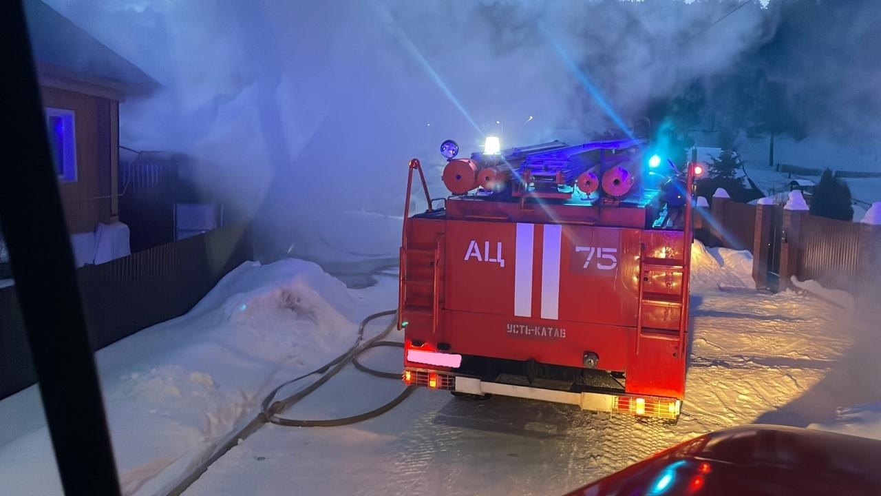 В Челябинской области автовладелец получил ожоги, пытаясь потушить машину в гараже