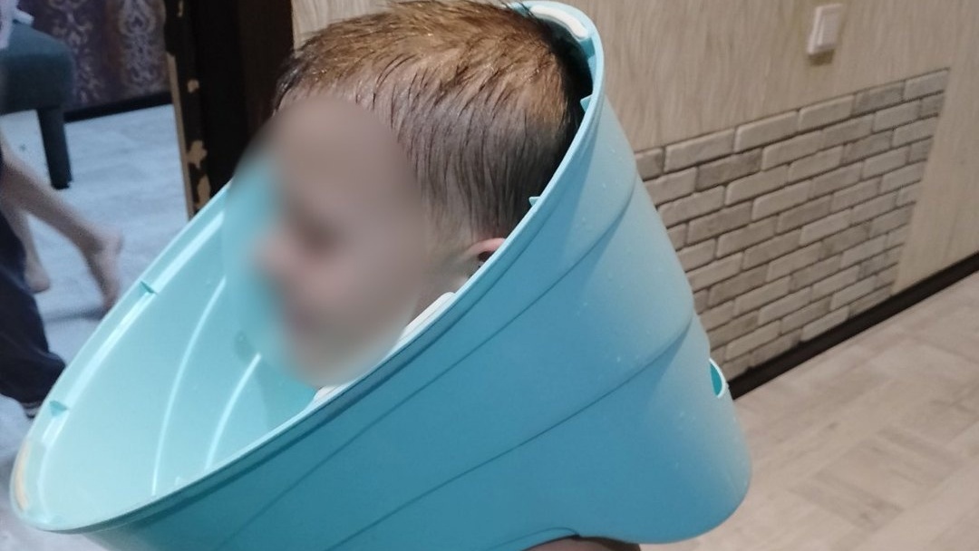 В Магнитогорске спасатели помогли ребенку, который надел на голову горшок