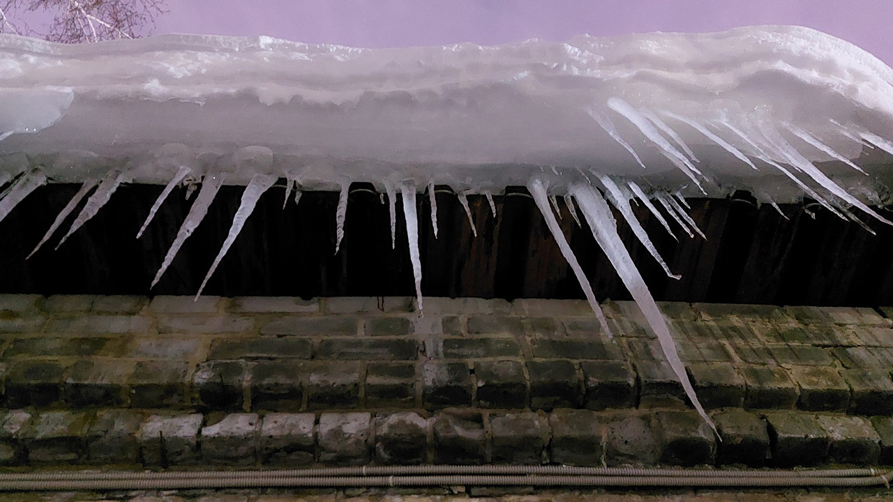 В Челябинске управляющим компаниям поручили очистить от снега крыши домов 