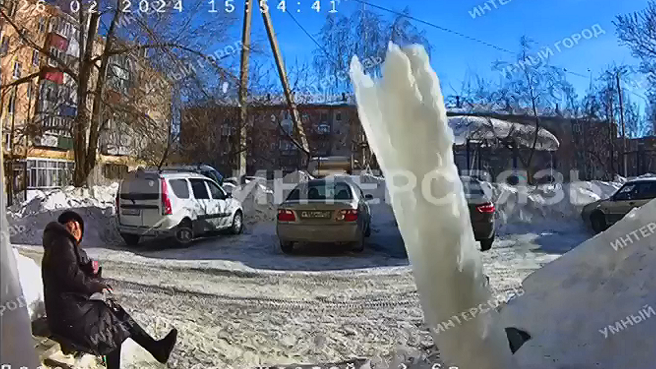 В Челябинской области упавшая с крыши глыба льда едва не покалечила пенсионерку