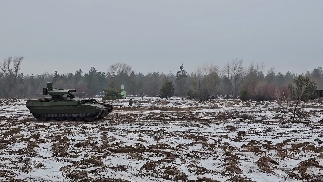 Челябинские военнослужащие в зоне СВО освоили машины поддержки танков "Терминатор"