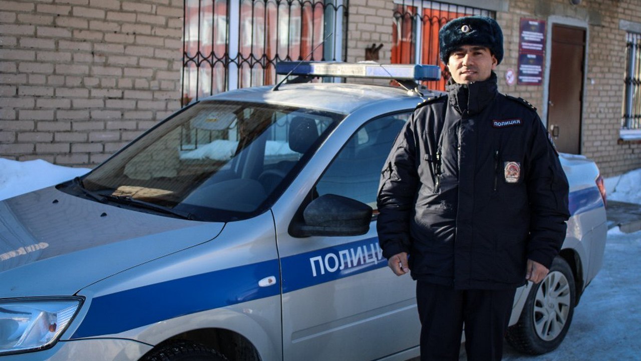 В Челябинской области полицейский на руках вынес бабушку из горящего дома 