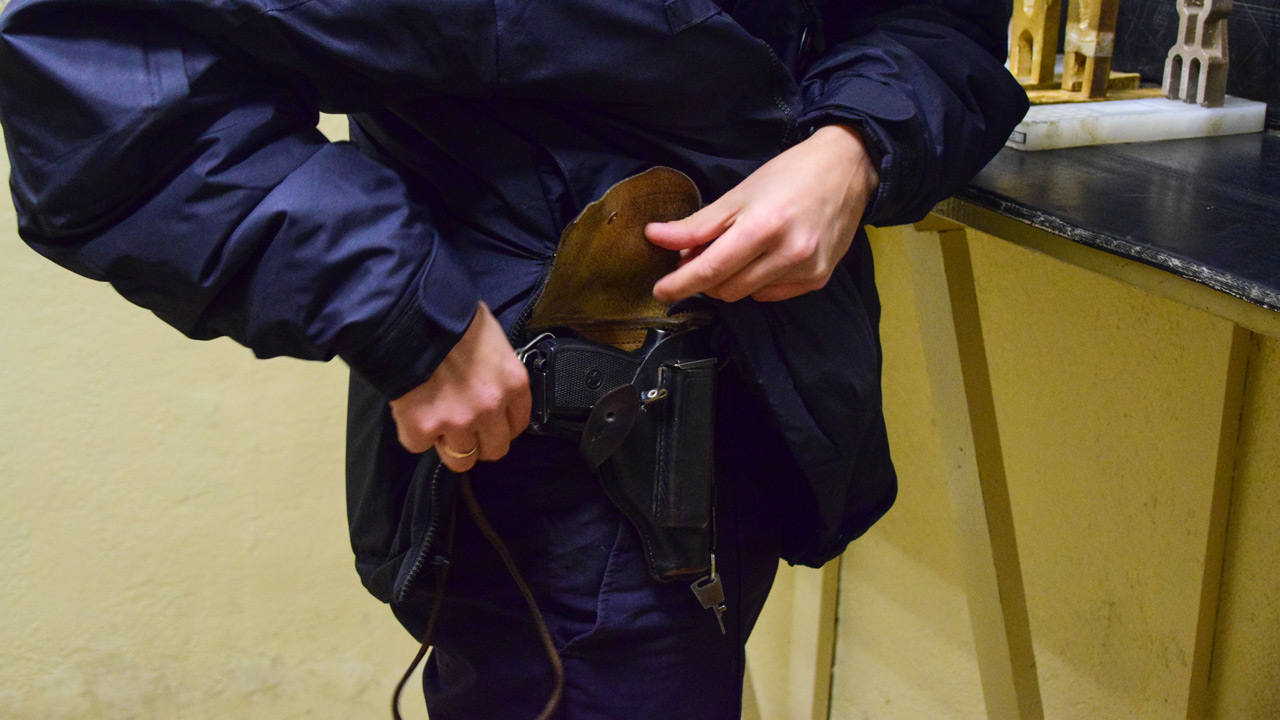 В Челябинской области мужчина избил полицейского и забрал у него пистолет