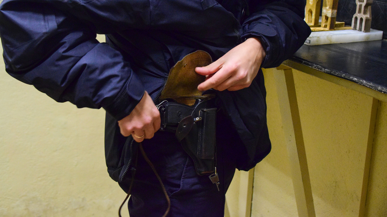 В Челябинской области мужчина избил полицейского и забрал у него пистолет В Челябинской области мужчина избил полицейского и забрал у него пистолет