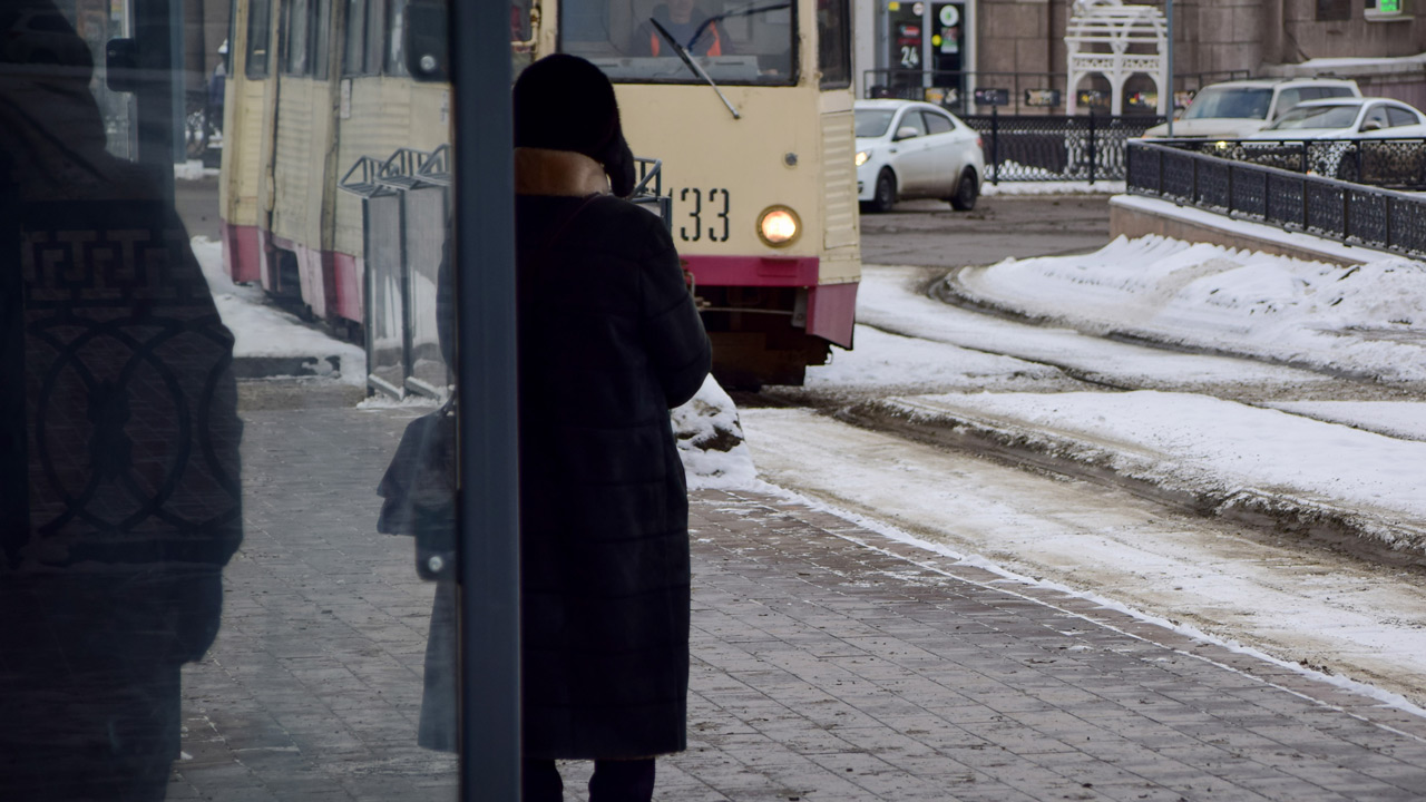 В Челябинске усиливают очистку остановок от снега и наледи