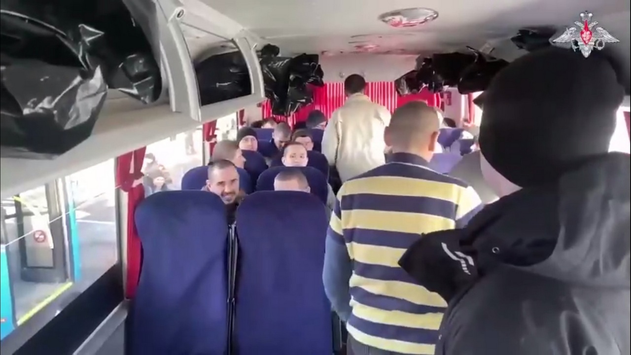 Двое бойцов СВО из Челябинской области вернулись домой из плена Двое бойцов СВО из Челябинской области вернулись домой из плена