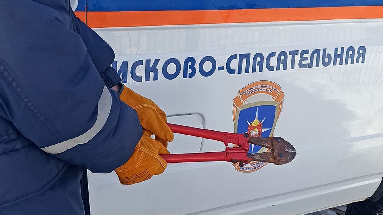 Скованных одними наручниками парня и девушку в Магнитогорске вызволили спасатели Скованных одними наручниками парня и девушку в Магнитогорске вызволили спасатели