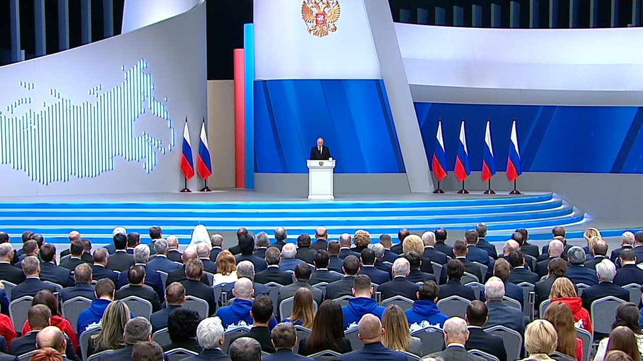 Президент России объявил о старте национального проекта "Молодежь России"