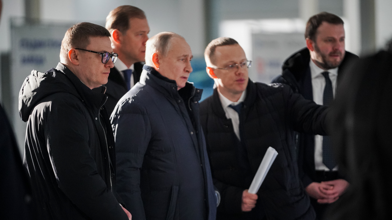 Президент России посетил завод по производству роботов в Челябинске