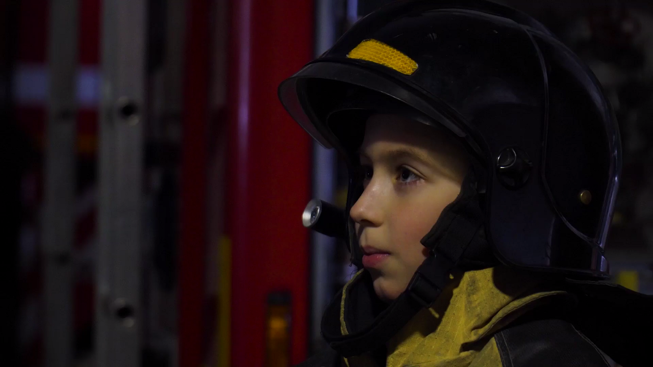 Пожарные провели экскурсию для спасенного из огня в Миассе мальчика