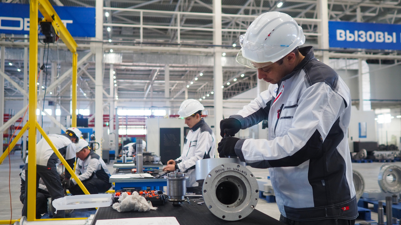 Президент России посетил завод по производству роботов в Челябинске