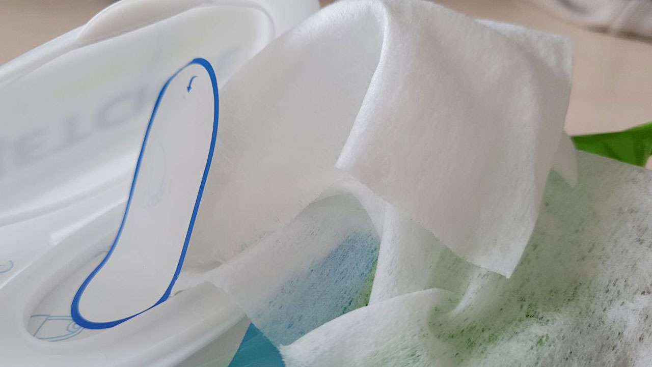 Жителей Челябинска просят не смывать влажные салфетки в унитаз