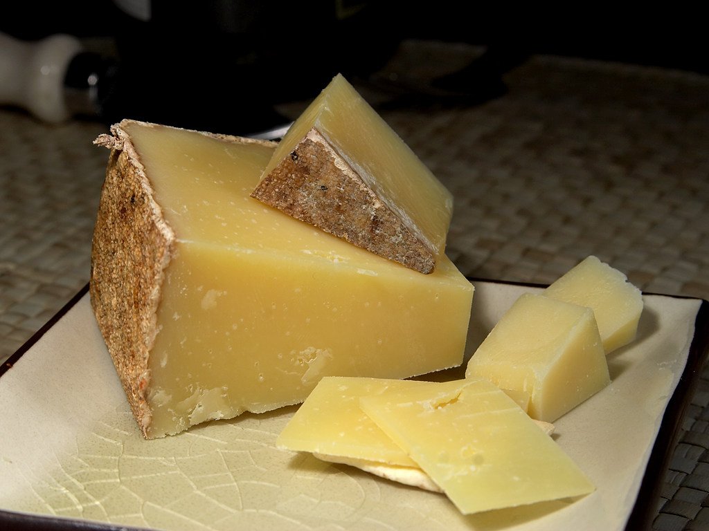 Рецидивист в Челябинске украл из магазина почти 50 кусков сыра