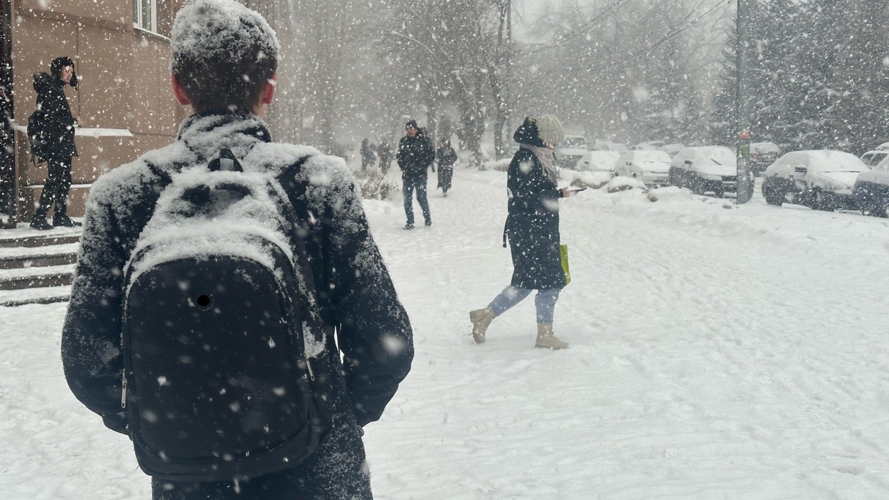 Сильный снег и гололедица: штормовое предупреждение объявили в Челябинской области