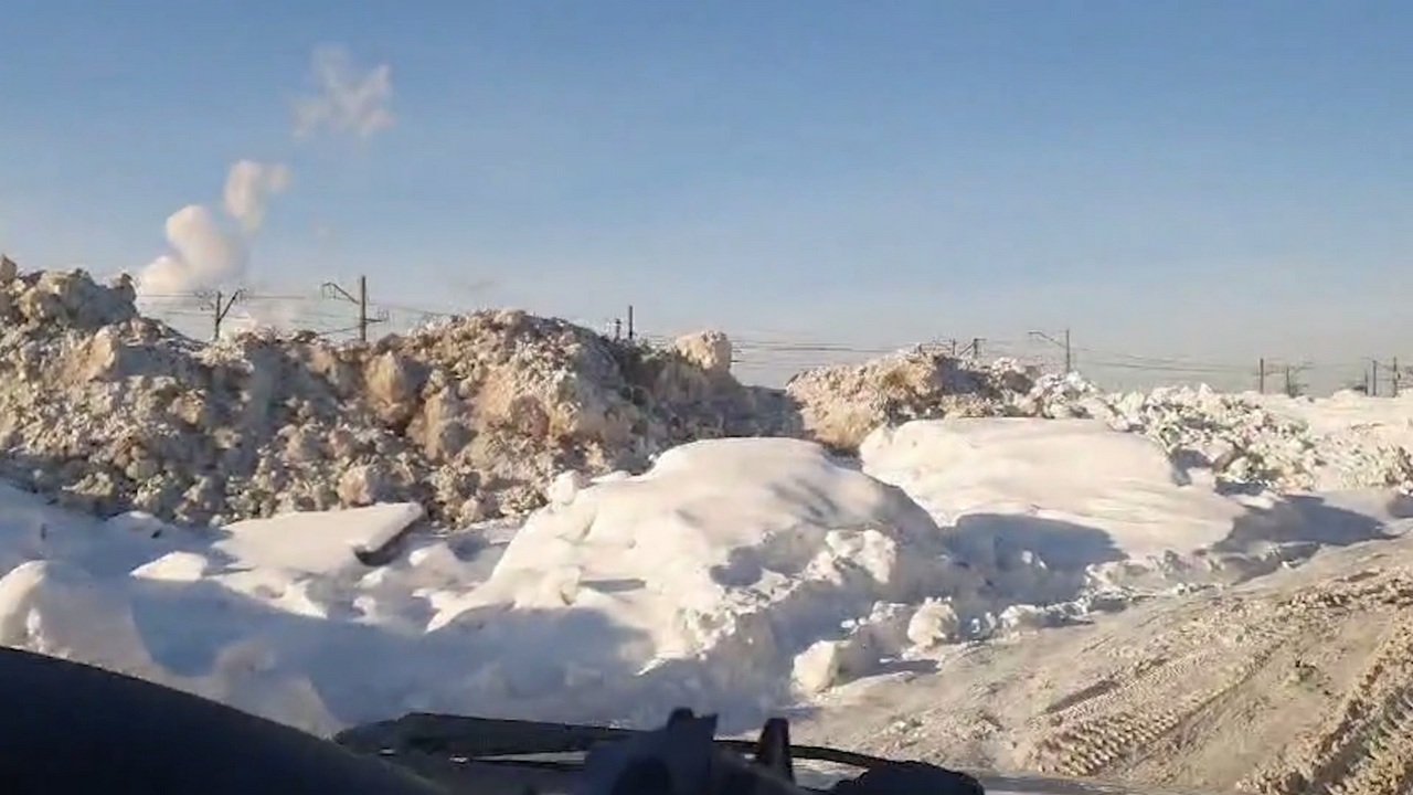"Непонятно откуда берутся": жители Челябинска жалуются на снежные кучи на дорогах