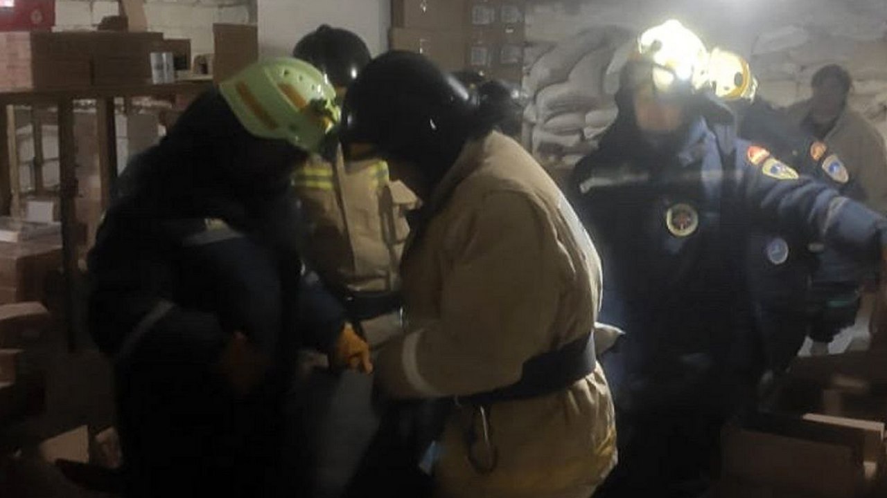На оптовой базе в Челябинской области трое рабочих сорвались с четырехметровой высоты