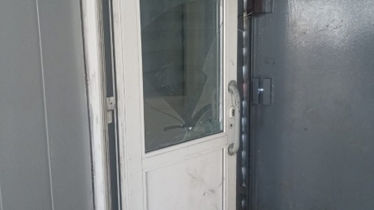 Подростки разбили стекло двери на ж/д станции в Челябинской области