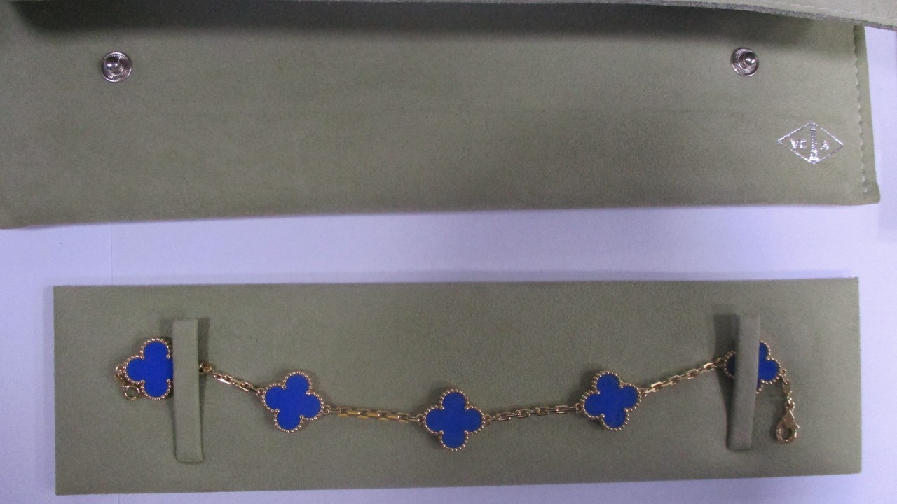 Сумки и очки на 11 млн рублей пыталась незаконно провести в Челябинск гражданка США