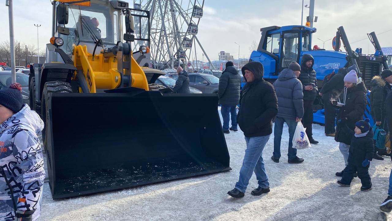 Выставку дорожной техники, произведенной на Южном Урале, посетили 10 тысяч человек 