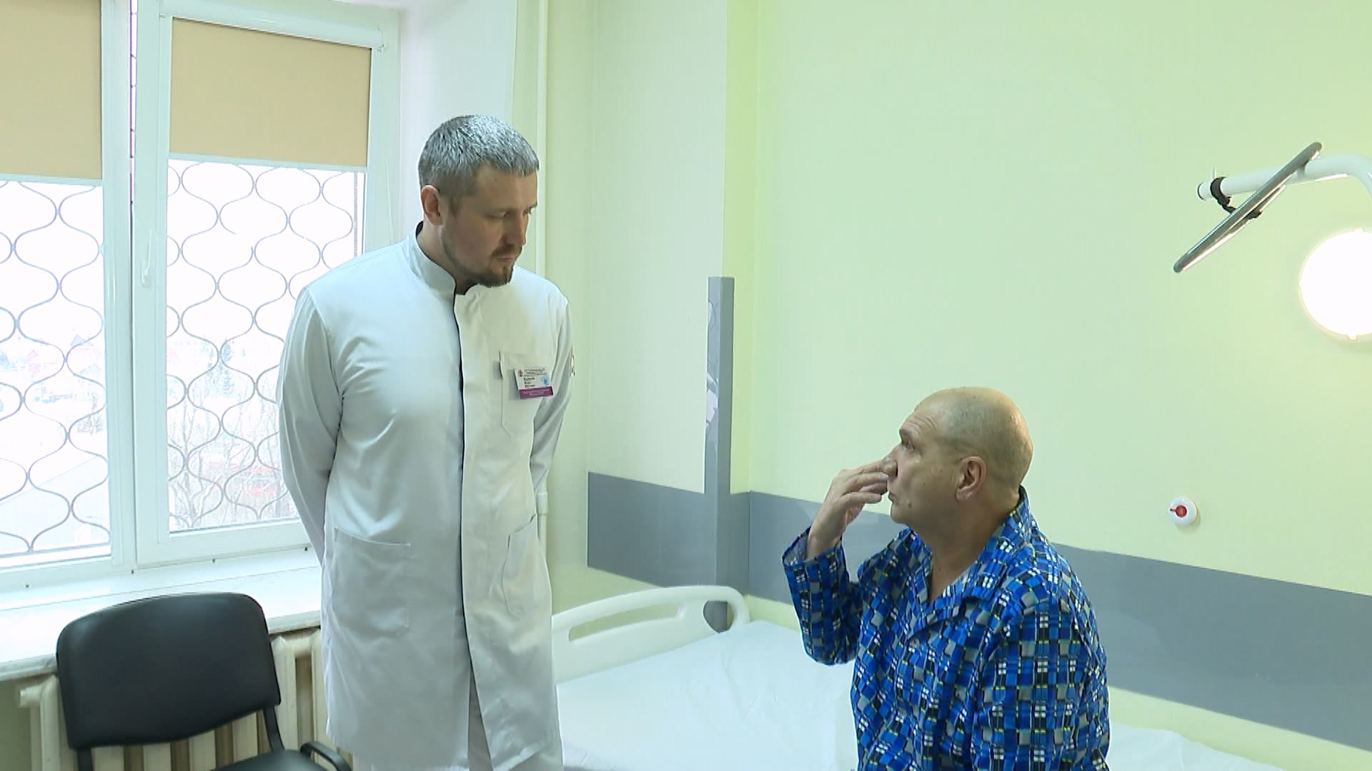 Нейрохирурги в Челябинске помогли пациенту с мимическим тиком выглядеть, как прежде 