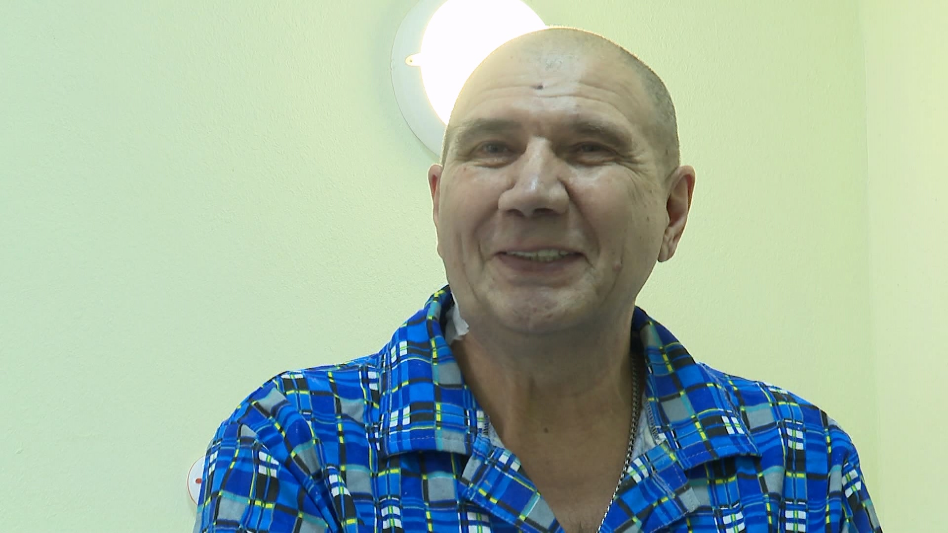 Нейрохирурги в Челябинске помогли пациенту с мимическим тиком выглядеть, как прежде 