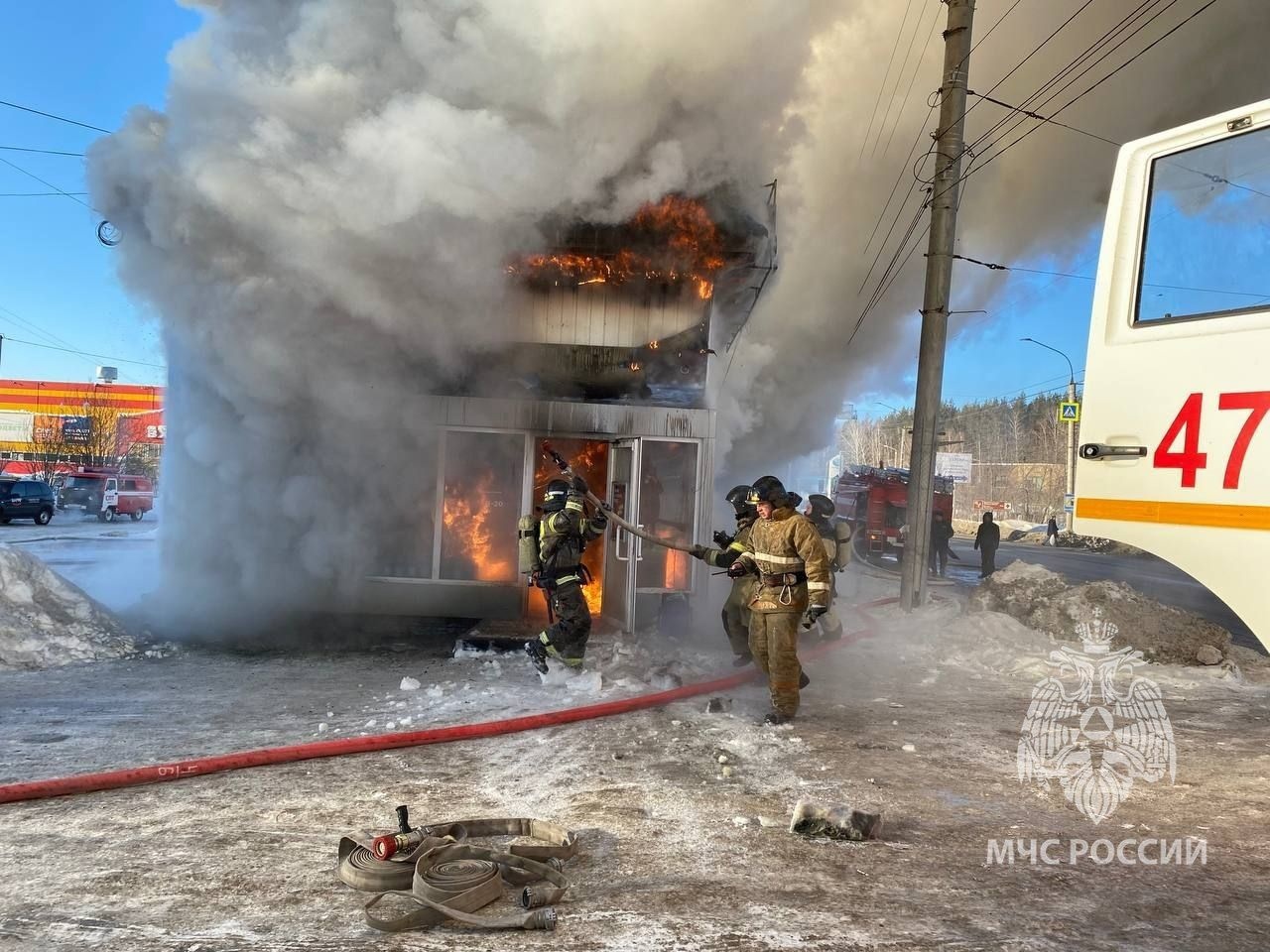 Павильон для продажи воды загорелся в Миассе: на месте работают спасатели