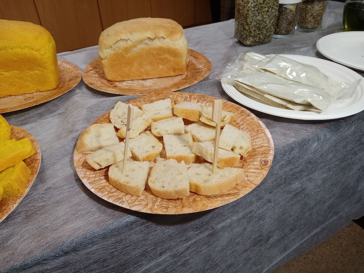 Ученые из Челябинска представили хлеб-антистресс и "умное" дерево 