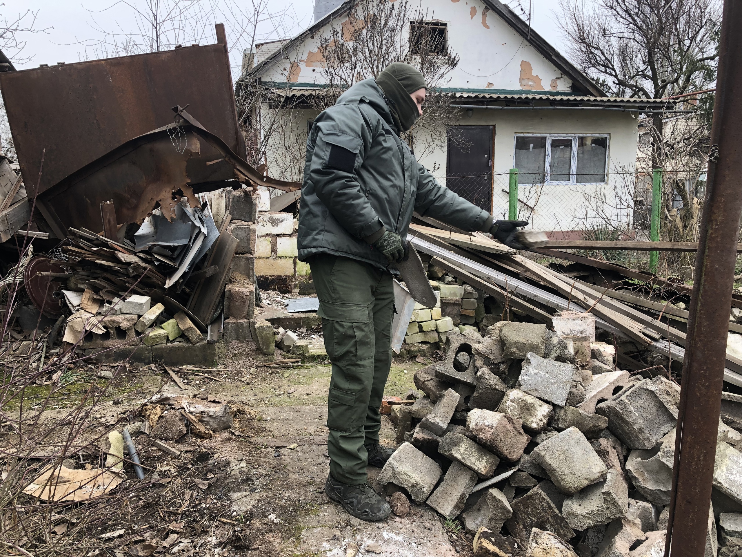 Разбирают завалы и доставляют гумпомощь: как южноуральцы помогают жителям ДНР