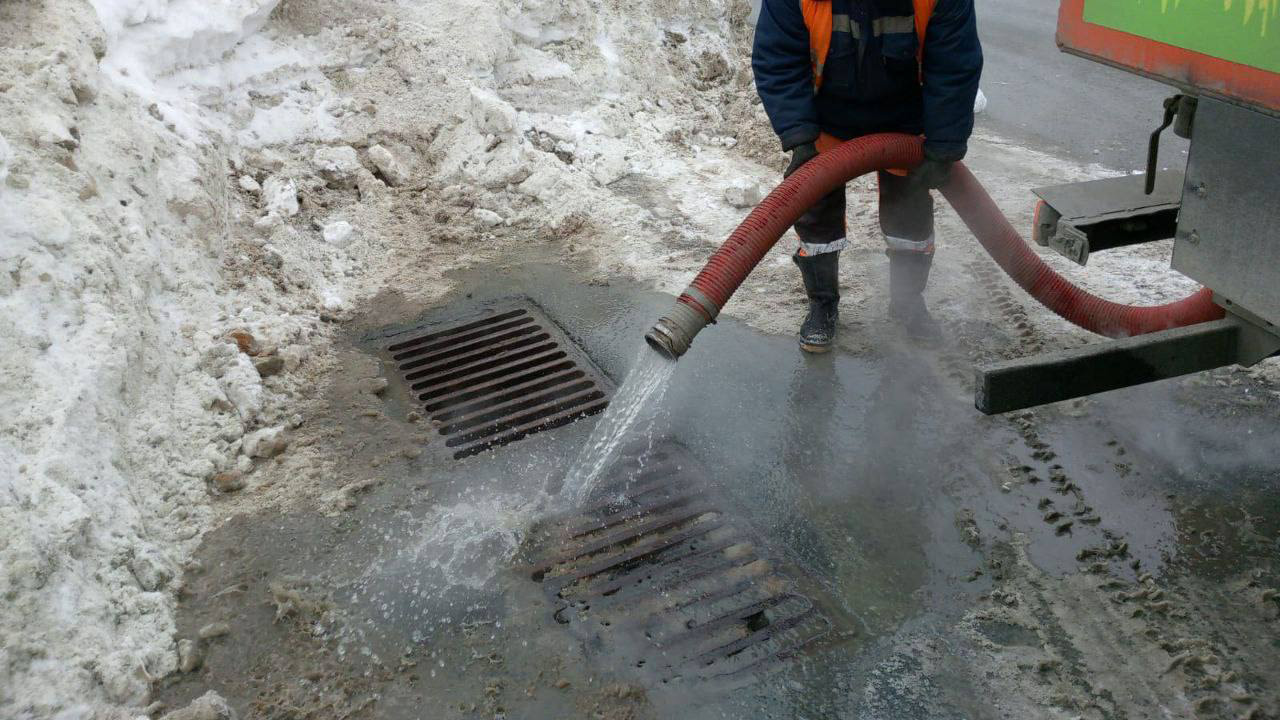 В Челябинске срочно вывозят снег с мест возможных подтоплений