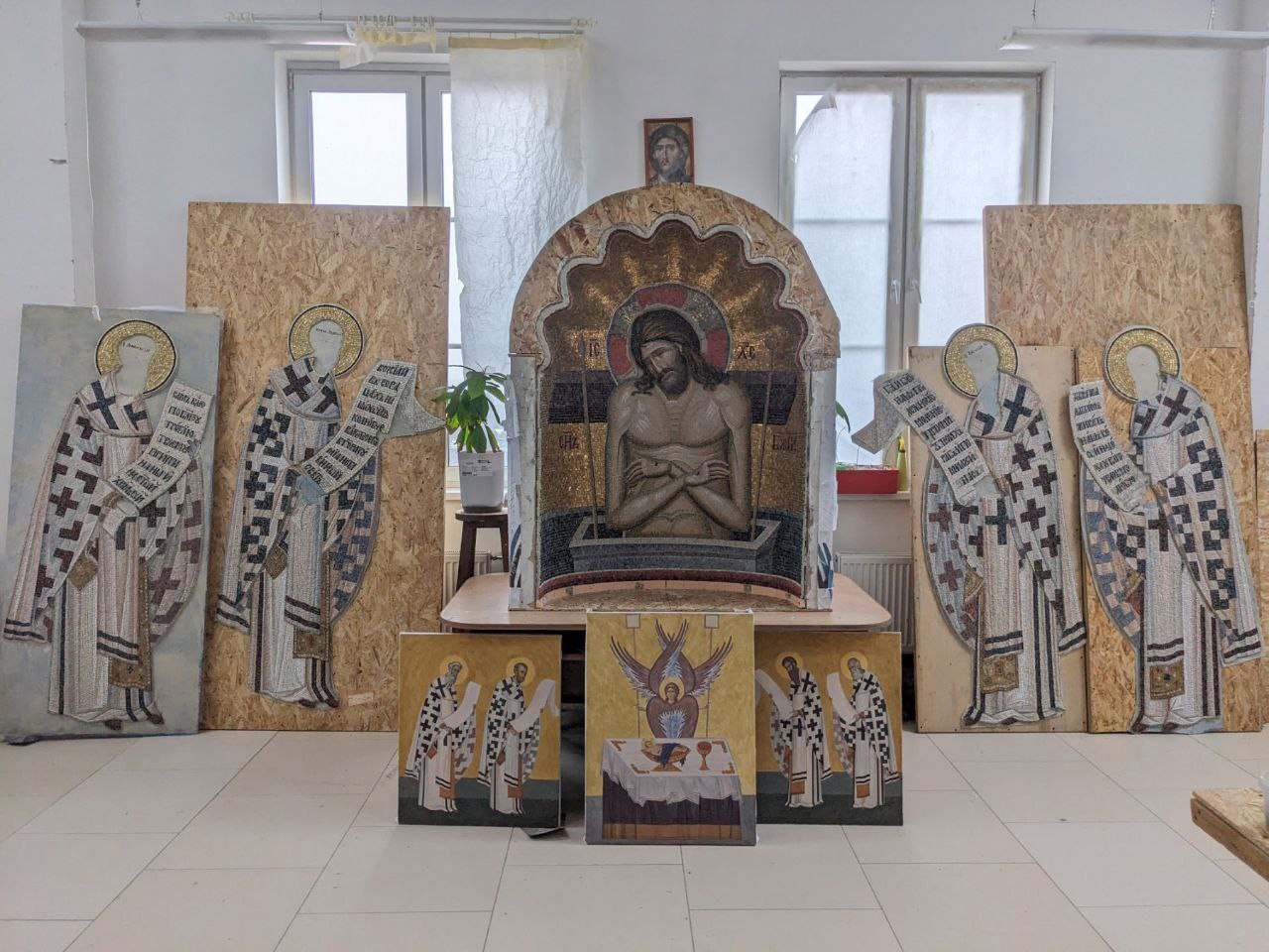 В соборе Рождества Христова в Челябинске начали устанавливать мозаичные панно