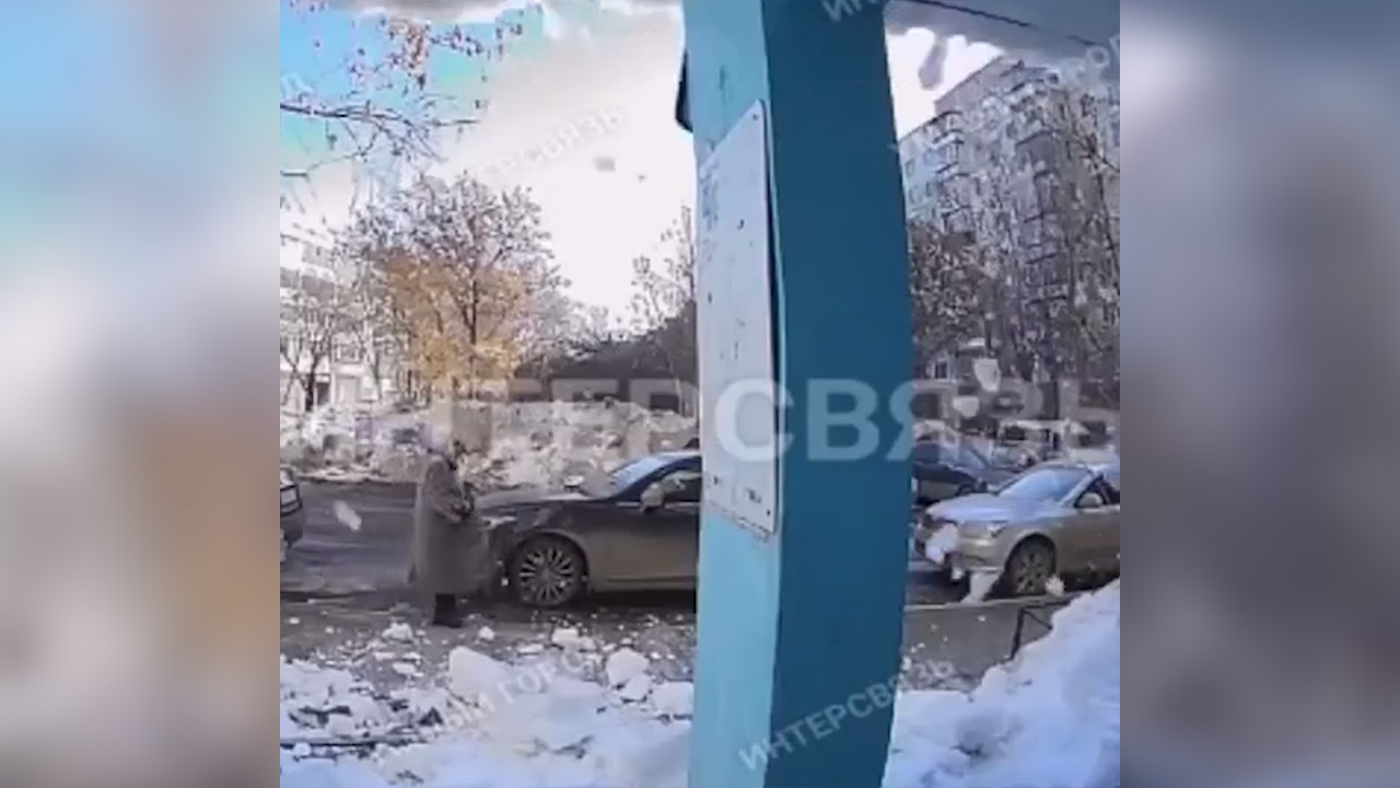 Женщина едва успела убежать: снежные лавины сходят с крыш в Челябинске