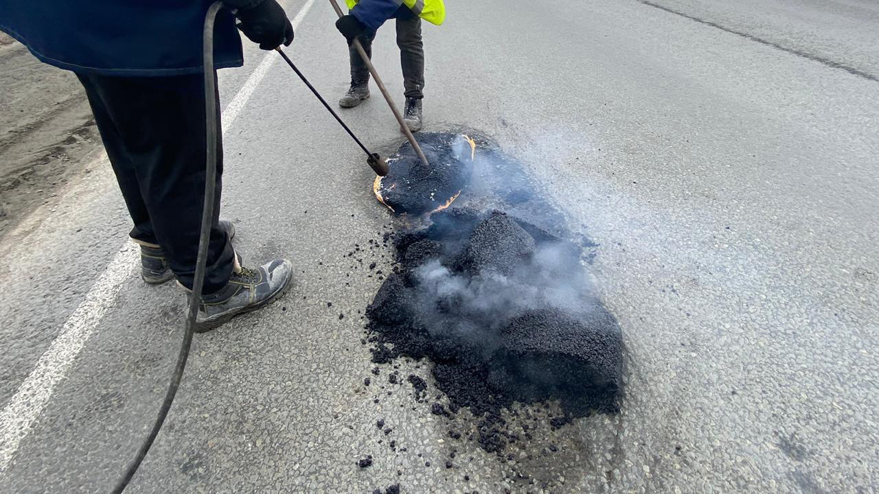 На трассах в Челябинской области стартовал ямочный ремонт