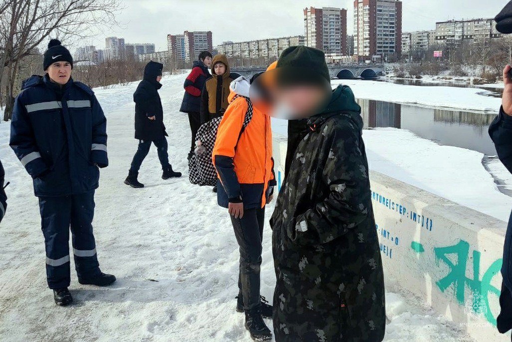 МЧС, полиция и врачи прибыли, чтобы достать детей со льда реки в центре Челябинска 