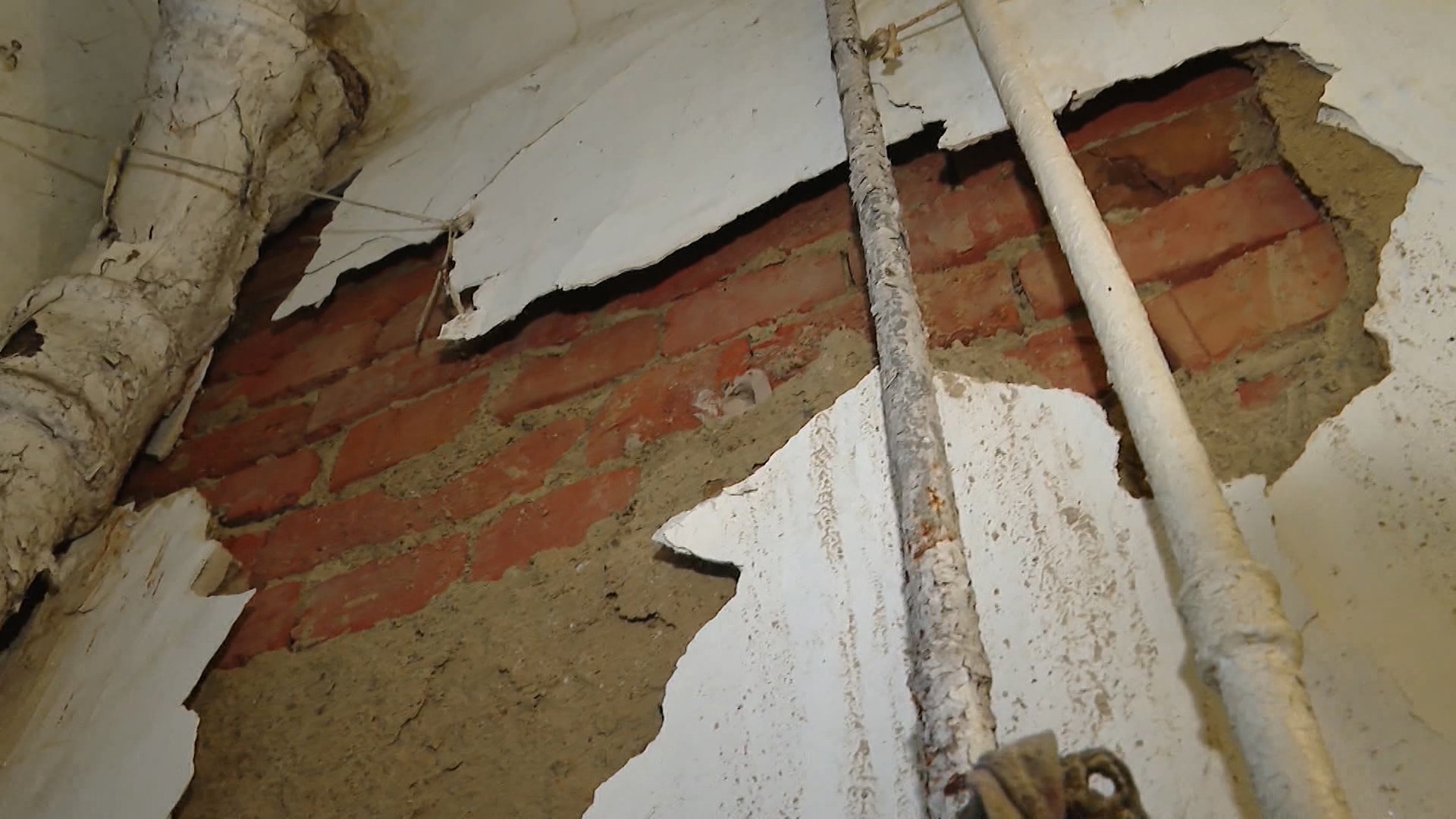 Жители дома в Челябинске пытаются добиться ремонта от управляющей компании