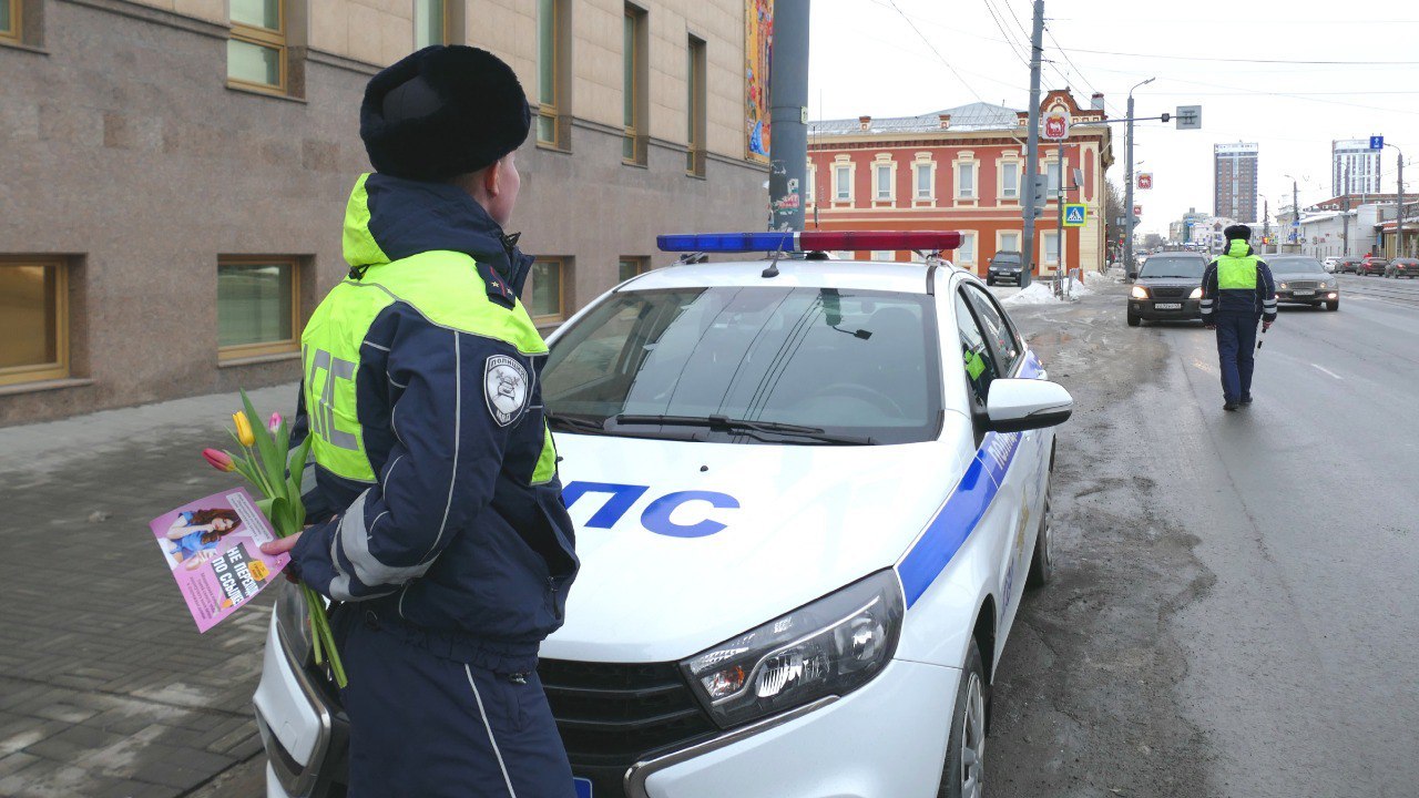 Полицейские в Челябинской области поздравят женщин-водителей с 8 Марта