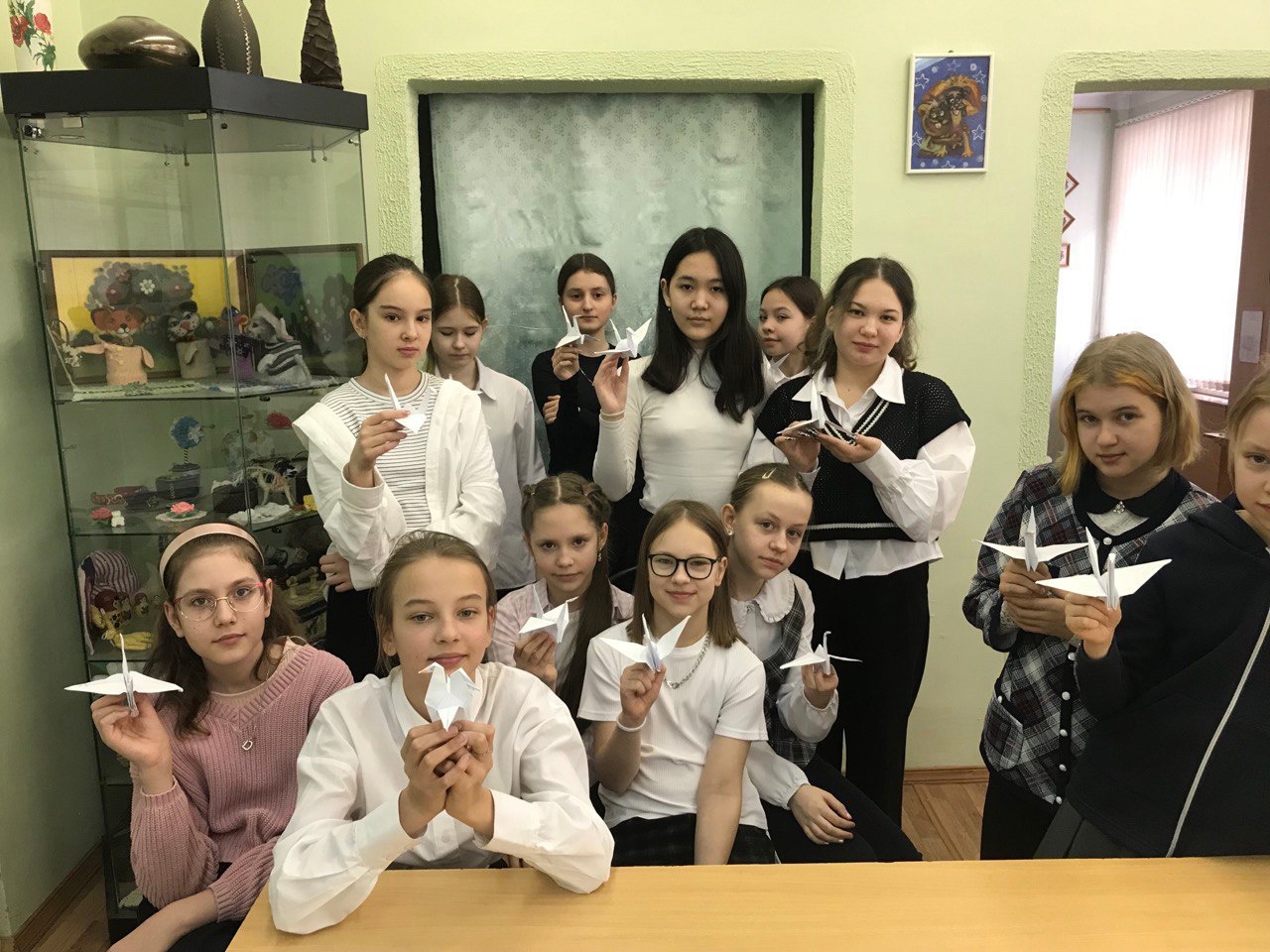 В память о погибших в "Крокусе" школьники из Челябинска сделали бумажных журавлей