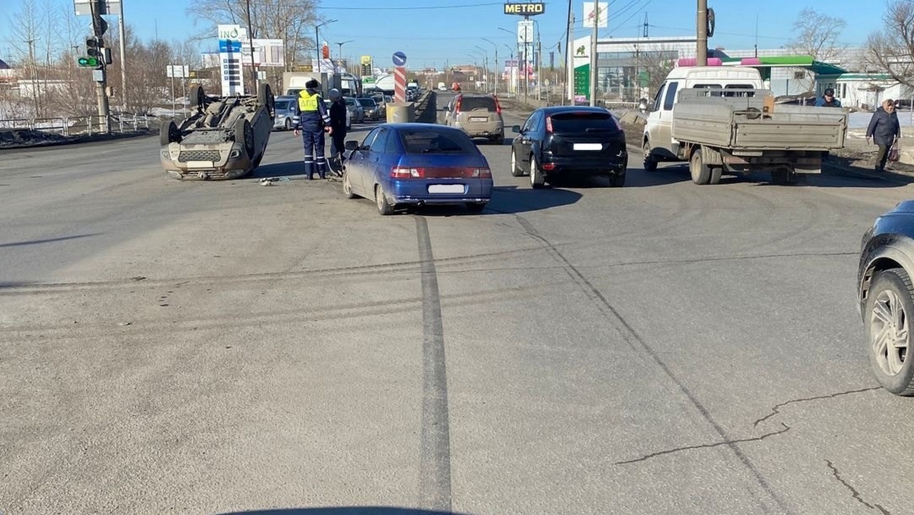 Один из автомобилей в Копейске перевернулся на крышу после ДТП на перекрестке