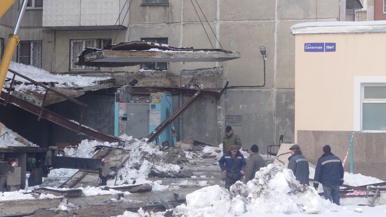 Рухнувший козырек подъезда многоэтажки демонтировали в Челябинске 
