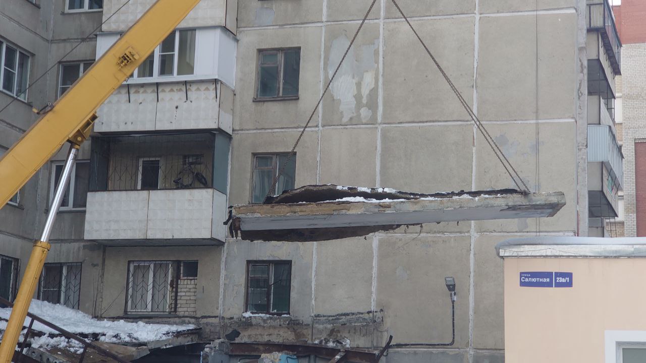 Рухнувший козырек подъезда многоэтажки демонтировали в Челябинске