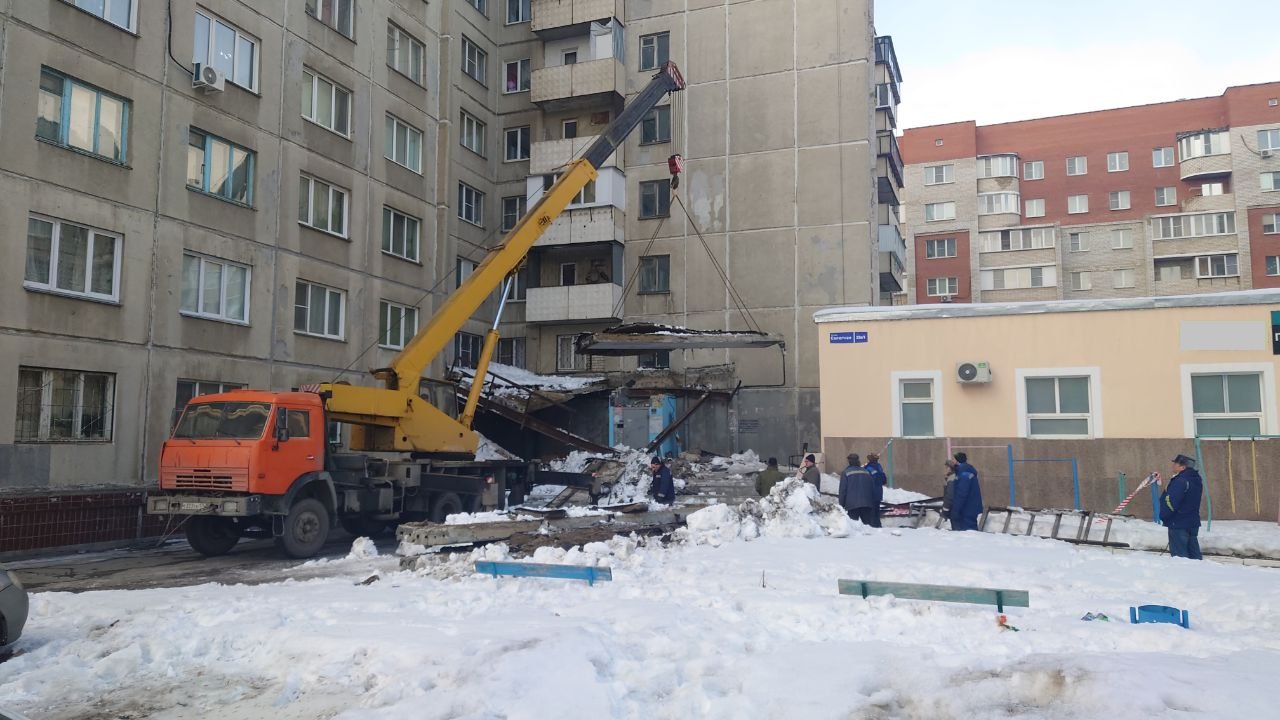 Рухнувший козырек подъезда многоэтажки демонтировали в Челябинске