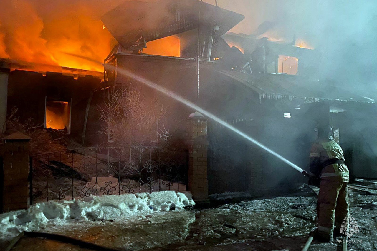 Сотрудники МЧС потушили горящий дом в Челябинской области