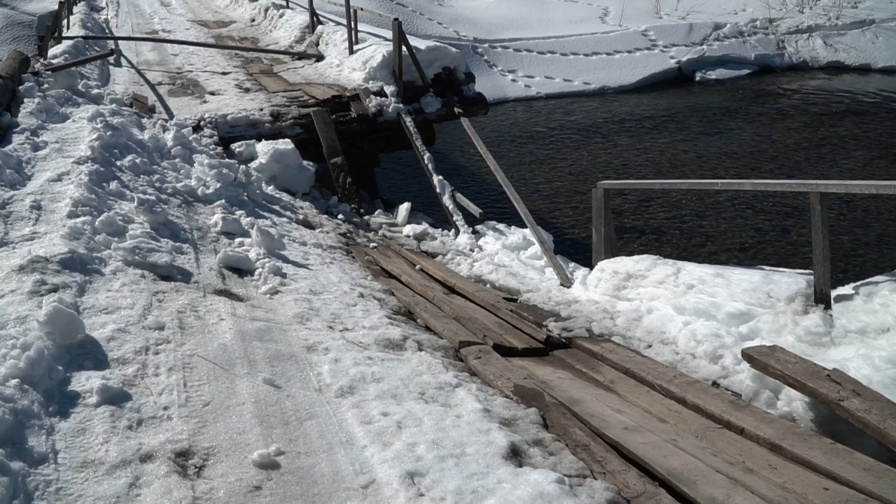 Связывал две части поселка: мост рухнул в Челябинской области