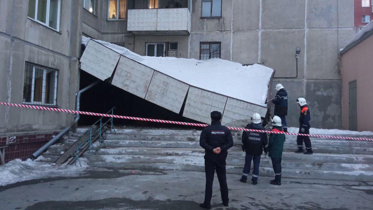Козырек подъезда обрушился у жилого дома в Челябинске