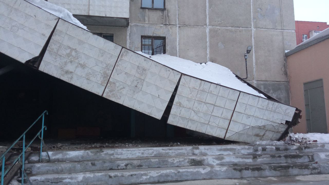 Козырек подъезда обрушился у жилого дома в Челябинске