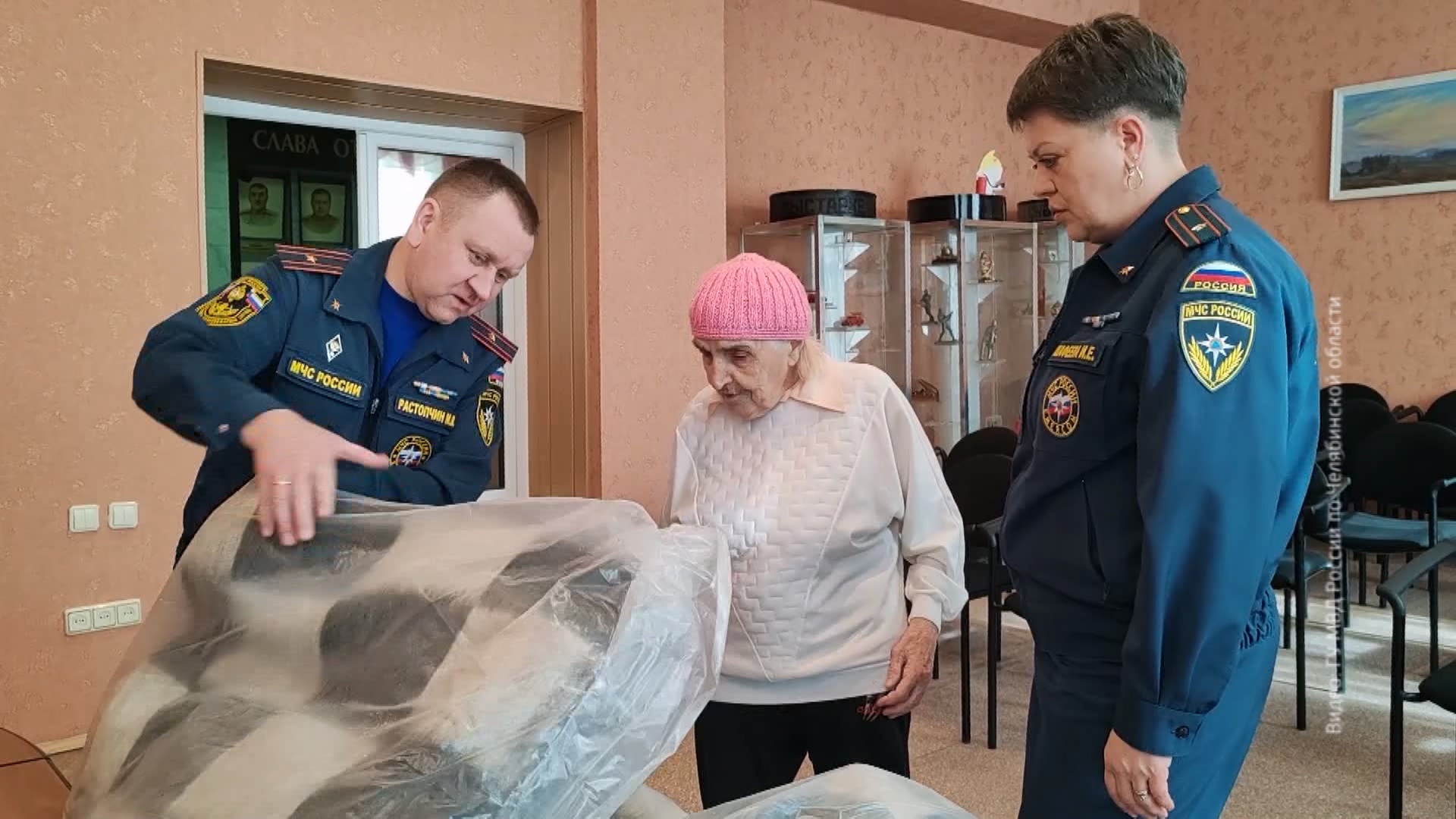 Пенсионерка из Челябинска отправила в зону СВО 50 шерстяных одеял Пенсионерка из Челябинска отправила в зону СВО 50 шерстяных одеял