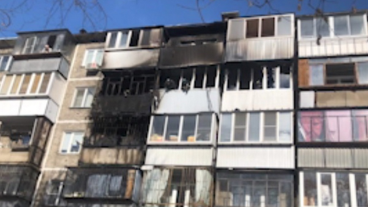 В Челябинске во время сварочных работ загорелся балкон квартиры: пострадал мужчина